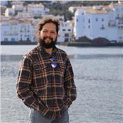 Realizador audiovisual y artista visual que busca potenciar la vocación artística de sus alumnxs.